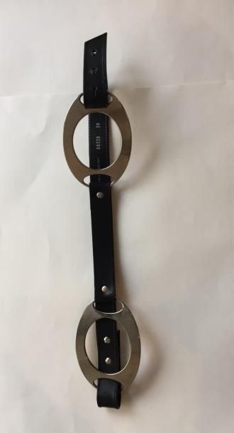 PACO RABANNE

Ceinture en cuir noir et métal.

Taille...