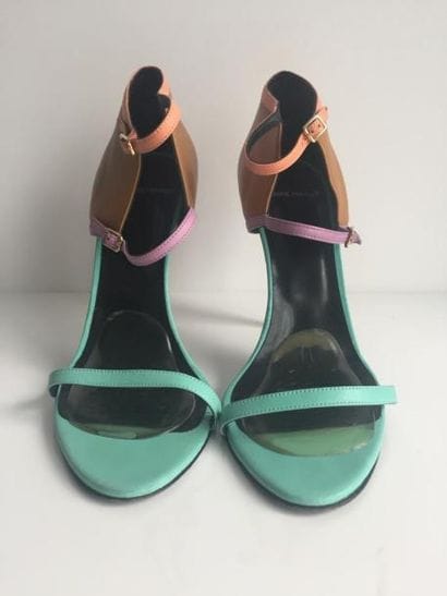 PIERRE HARDY

Paire de sandales en cuir gold,

mauve...