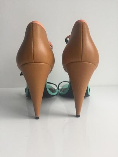PIERRE HARDY

Paire de sandales en cuir gold,

mauve...