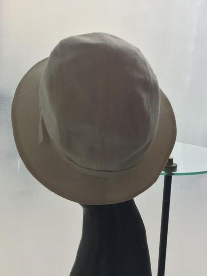 NINA RICCI

Chapeau en toile écrue

Petite...