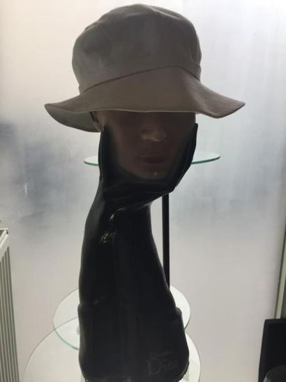 NINA RICCI

Chapeau en toile écrue

Petite...