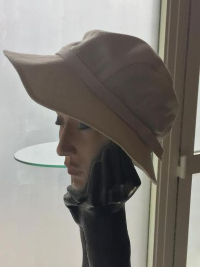 NINA RICCI

Chapeau en toile écrue

Petite...