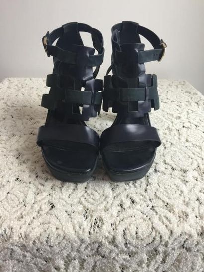 TOD’S

Paire de sandales en cuir bleu, talon...