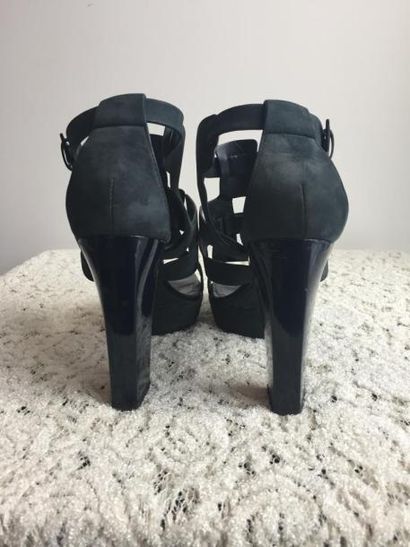 TOD’S

Paire de sandales en cuir bleu, talon...