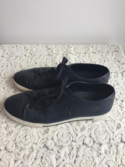 LOUIS VUITTON

Paire de sneakers en cuir...