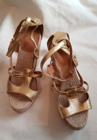 HERMES

Paire de sandales compensées

en...