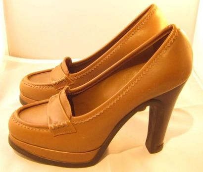 YVES SAINT LAURENT

Paire de mocassins hauts...