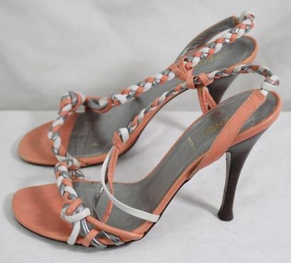 FENDI

Paire de sandales en cuir tressé

rose...