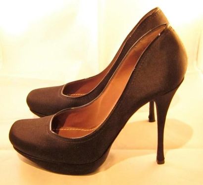 LANVIN

Paire de chaussures en satin noir.

pointure...