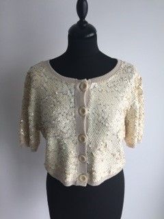CHLOE

Cardigan crème entièrement pailletée...