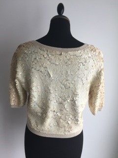 CHLOE

Cardigan crème entièrement pailletée...