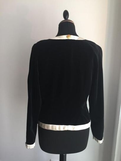 CHANEL Boutique

Veste en velours de soie...
