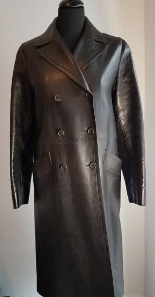 PRADA

Manteau en cuir chocolat ,

martingale...