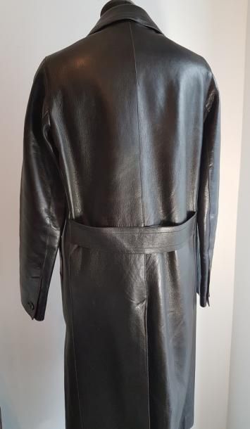 PRADA

Manteau en cuir chocolat ,

martingale...