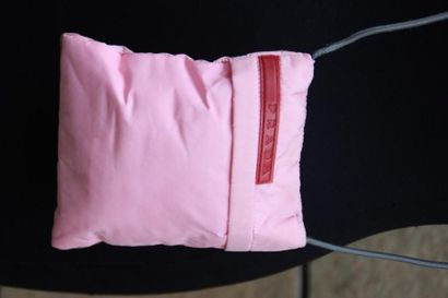 PRADA 

Pochette bandoulière en tissu rose...
