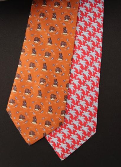 HERMES

Lots de deux cravates : une rouge...