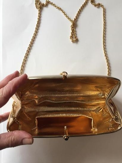 RODO

Pochette boite rigide en métal

doré...
