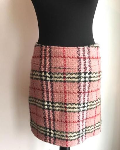 BURBERRY

Jupe courte en tweed rose et noir

Taille:...