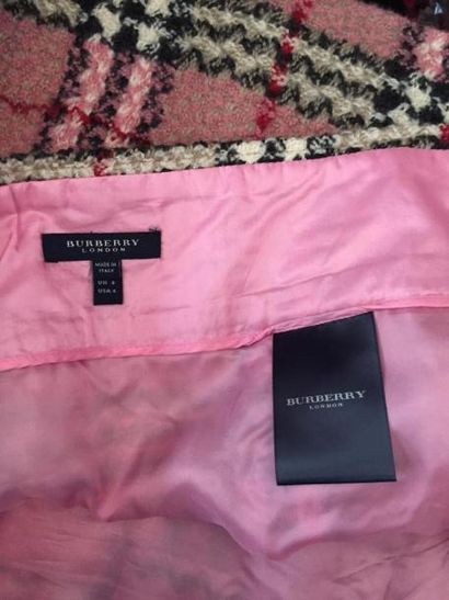 BURBERRY

Jupe courte en tweed rose et noir

Taille:...