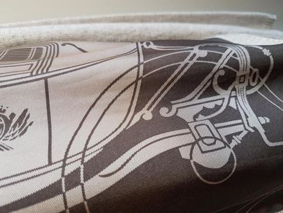 HERMES -

Twin-set en soie imprimée et

cachemire...