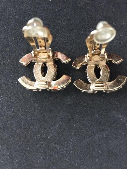 CHANEL

Paire de boucles d'oreilles clips

en...