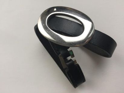 HERMES 

Bracelet double tour en cuir noir

et...