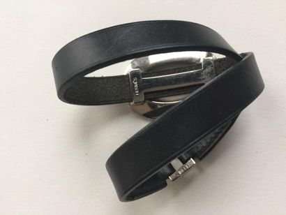 HERMES 

Bracelet double tour en cuir noir

et...