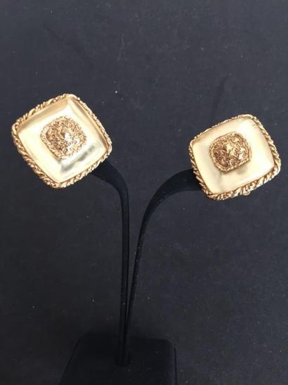 SONIA RYKIEL

Paire de boucles d’oreilles

carrées...