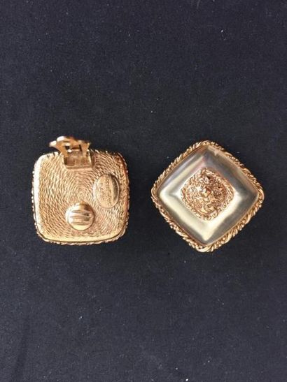 SONIA RYKIEL

Paire de boucles d’oreilles

carrées...