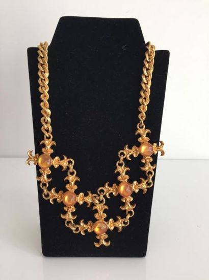 L’OR DU SOIR

Collier baroque en métal doré

ciselé...