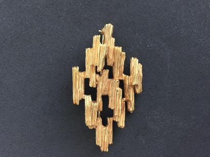 CARVEN

Broche en métal 

Bon état