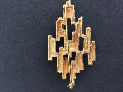 CARVEN

Broche en métal 

Bon état
