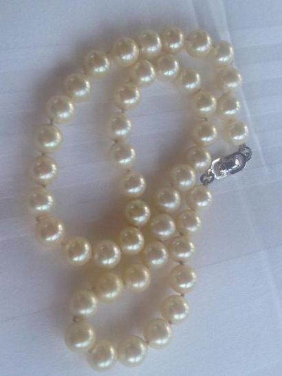 CHRISTIAN DIOR

Collier en perles blanches...