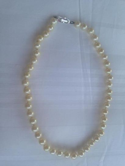 CHRISTIAN DIOR

Collier en perles blanches...