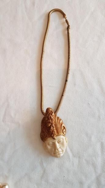 ORLAC

Pendentif figurant une tête 

d’homme...