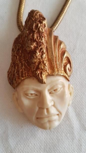 ORLAC

Pendentif figurant une tête 

d’homme...