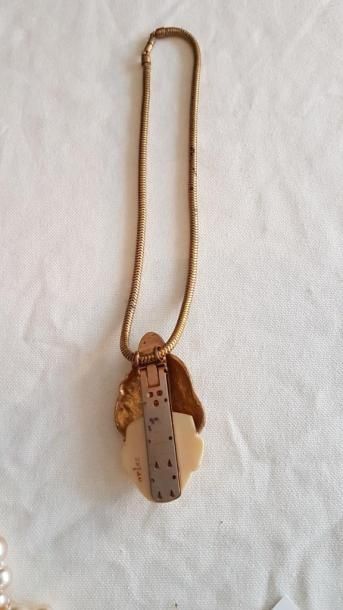 ORLAC

Pendentif figurant une tête 

d’homme...
