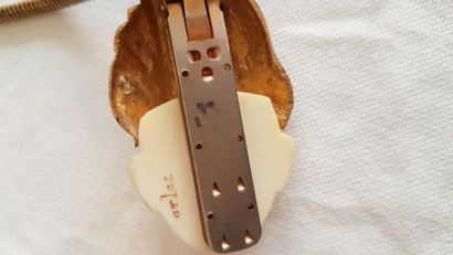 ORLAC

Pendentif figurant une tête 

d’homme...