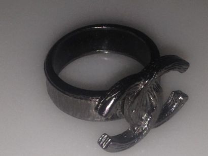 CHANEL 

Bague en métal à décor du sigle.

Bon...