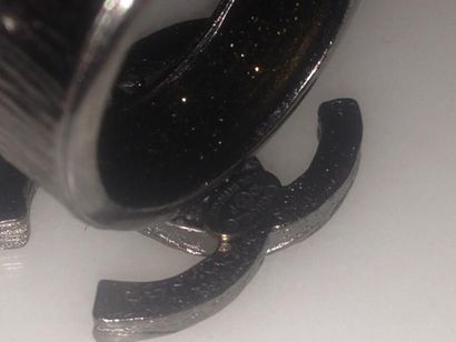 CHANEL 

Bague en métal à décor du sigle.

Bon...