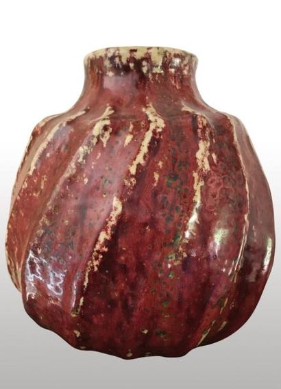 Pierre-Adrien DALPAYRAT (1844-1910)

Vase...