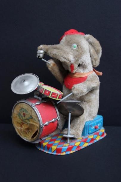 Automate éléphant jouant de la batterie 

24...