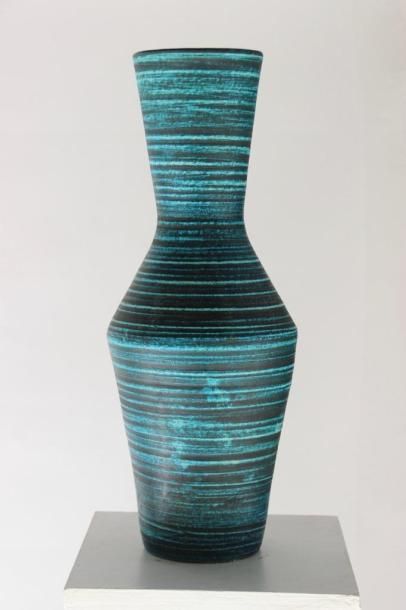 ACCOLAY (act.1945-1992)

Grand vase en faience...