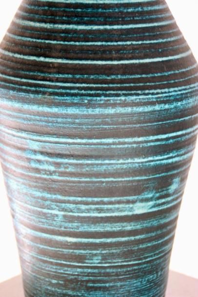 ACCOLAY (act.1945-1992)

Grand vase en faience...