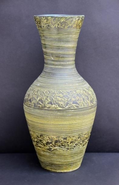 ACCOLAY (act.1945-1992)

Vase en faience...