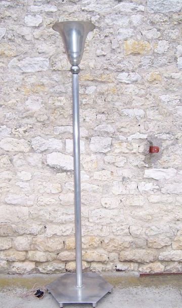 Travail des années 1930

Lampadaire en aluminium

H...