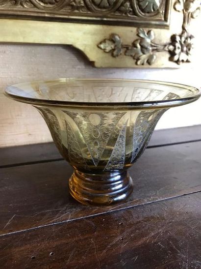 VERAME

Coupe en verre teinté jaune gravé...