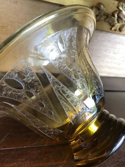 VERAME

Coupe en verre teinté jaune gravé...