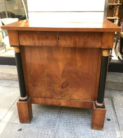 Petit meuble bas en bois de placage ouvrant...