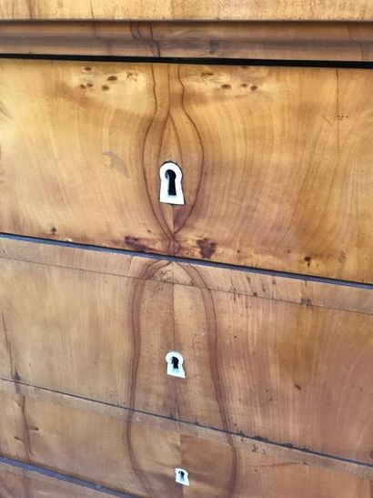 Commode en bois de placage ouvrant par quatre...